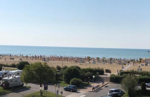 Bibione Lido dei Pini Apartment | Cozy Corso Appartamenti with Ocean View & Private Beach