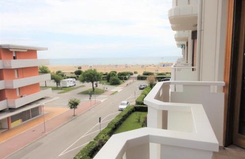Bibione Lido dei Pini Apartment | Cozy Corso Appartamenti with Ocean View & Private Beach