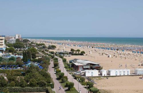 Bibione Lido dei Pini Apartment | Cozy Corso Appartamenti with Ocean View & Private Beach