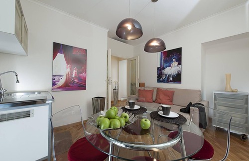 Rione VI Parione Apartment | Perfect Corso Retreat in Rome: Family-Friendly & Accessible