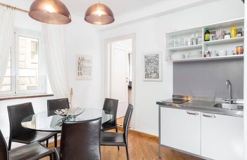 Rione VI Parione Apartment | Perfect Corso Retreat in Rome: Family-Friendly & Accessible