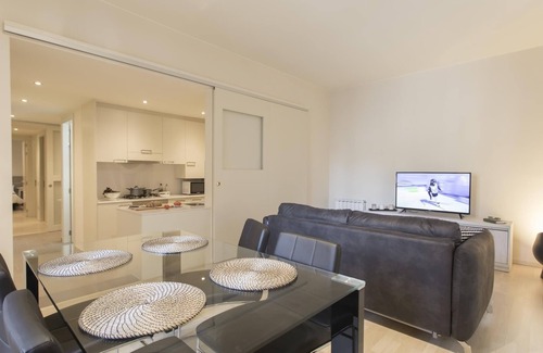 Old Town Apartment | Guest Rated 10/10: Bravissimo Cort Reial Unique Apartment