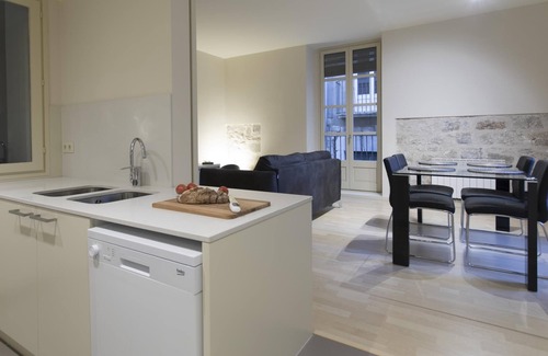 Old Town Apartment | Guest Rated 10/10: Bravissimo Cort Reial Unique Apartment