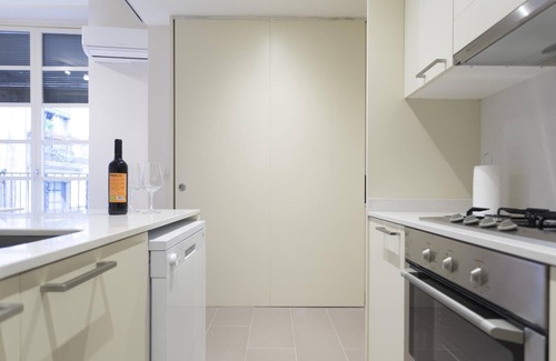 Old Town Apartment | Guest Rated 10/10: Bravissimo Cort Reial Unique Apartment