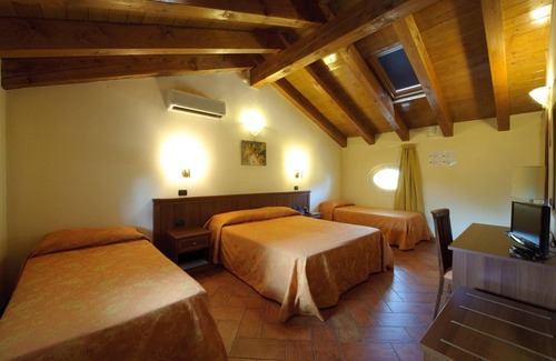Colombaro Hotel | Discover Comfort at Corte degli Estensi with Family-Friendly Amenities