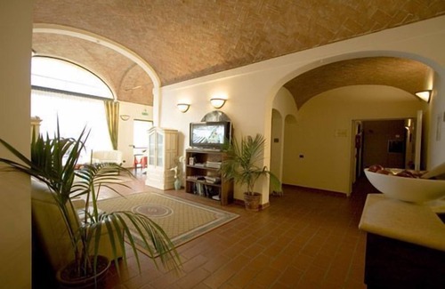 Colombaro Hotel | Discover Comfort at Corte degli Estensi with Family-Friendly Amenities