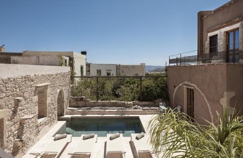 Kaliviani Villa | Corte Interna, free heated pool