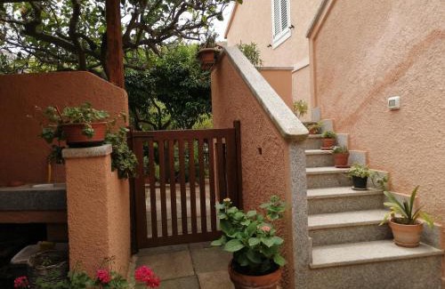 Porto Pozzo Apartment | Inviting Corte Mannoni with Ocean Views and Family Amenities