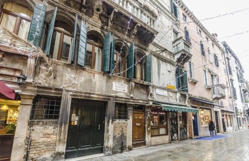 San Polo Apartment | Discover Corte Rialto: Steps from the Iconic Bridge