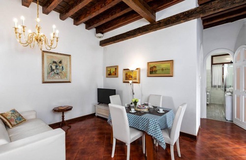 San Polo Apartment | Discover Corte Rialto: Steps from the Iconic Bridge