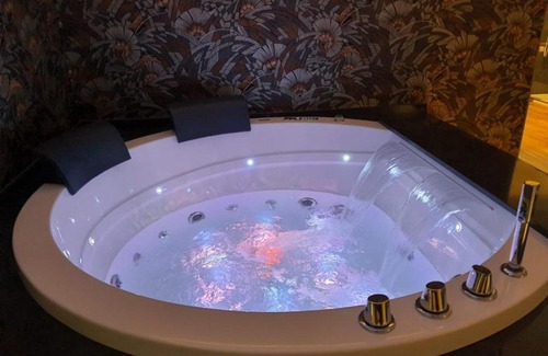 Bitonto Bed & Breakfast | Experience Corte Trento: Exclusive Rooms with Hot Tub
