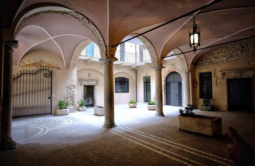 Desenzano del Garda City Centre Bed & Breakfast | Guest Rated 10/10 at Pet-Friendly Corte Trento Hotel