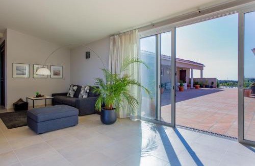 Lagos Apartment | Cozy Corte Velada Guest House with Pool and Pet-Friendly Perks