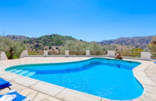 Riogordo Villa | Relax at Cortijo Cuscurro: 4-Star Oceanfront Retreat