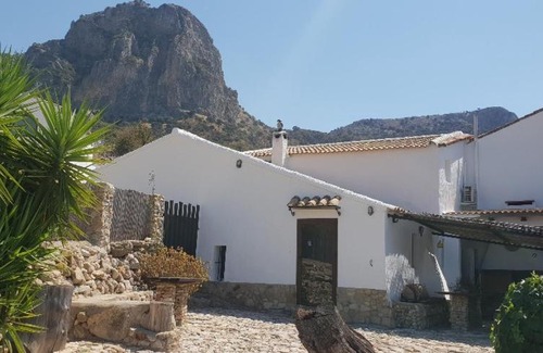El Gastor House | Pet-Friendly Retreat at Cortijo El Pajar - 4-Star Haven