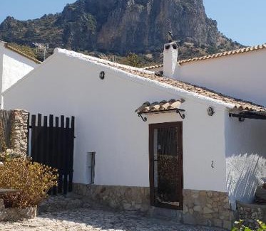 El Gastor House | Pet-Friendly Retreat at Cortijo El Pajar - 4-Star Haven