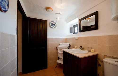 Iznajar Bed & Breakfast | Relax at Cortijo La Haza: 4-Star Oceanfront Retreat