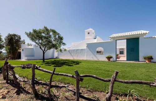 Conil de la Frontera House | Pet-Friendly Villa with Pool & Hot Tub in Conil