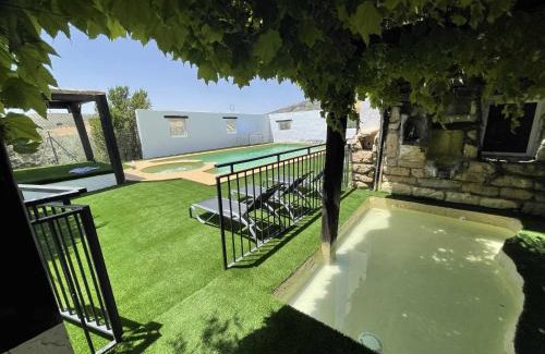 Villanueva Mesia House | Relaxing Cortijo Rural Español: Perfect Retreat to Unwind