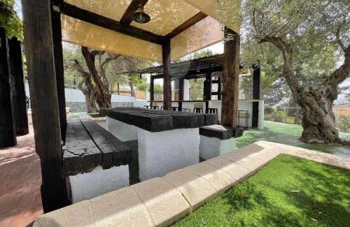 Villanueva Mesia House | Relaxing Cortijo Rural Español: Perfect Retreat to Unwind
