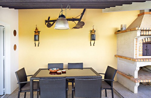 Vila Real Santo Antonio Ski Chalet | Inviting Retreat with Backyard, Spa & Family-Friendly Vibes