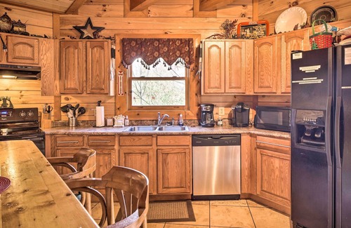 Cosby Cabin | Cozy Cosby Cabin with Hot Tub, 18 Miles to Gatlinburg