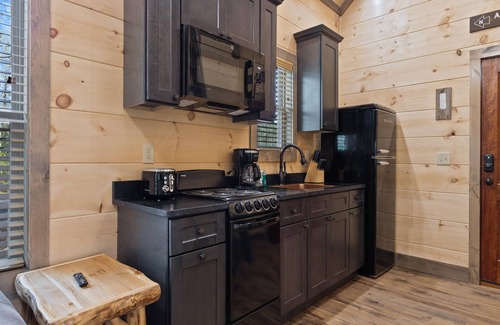 Rocky Grove Cabin | Cozy Cosby Knob - Unit 3: Pet-Friendly Retreat with Spa