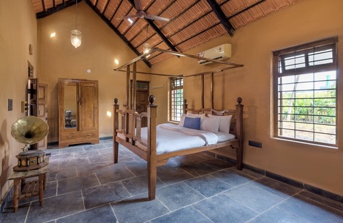 Aurangabad Villa | Rustic Elegance at CosmicStays: Pet & Child Friendly Home