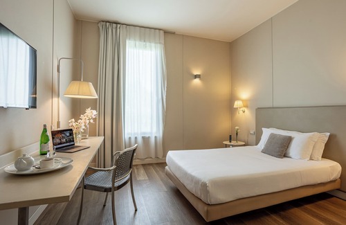 Cinisello Balsamo Hotel | Inviting Cosmo Hotel Palace: 4-Star Escape with Spa & Dining