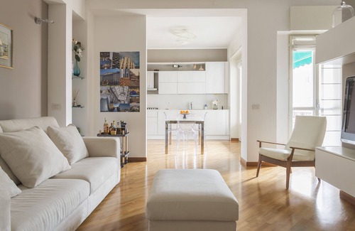 Milan Apartment | Cozy Cosmopolitan Home with Spa & Kitchen for 5 Guests