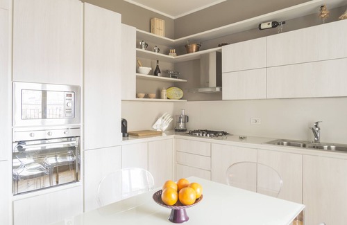 Milan Apartment | Cozy Cosmopolitan Home with Spa & Kitchen for 5 Guests