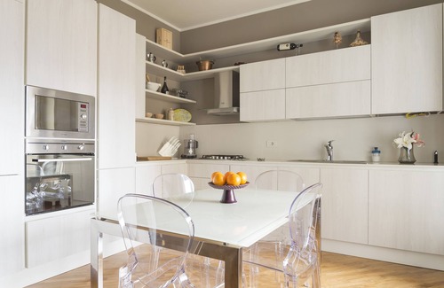 Milan Apartment | Cozy Cosmopolitan Home with Spa & Kitchen for 5 Guests