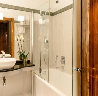 Peretola Hotel | Experience Elegance at Cosmopolitan Hotel - 4-Star Comfort