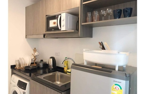 Mueang Samut Prakan District Condo | Budget-Friendly Retreat with Sky Pool Near BTS - Tambon Thepharak