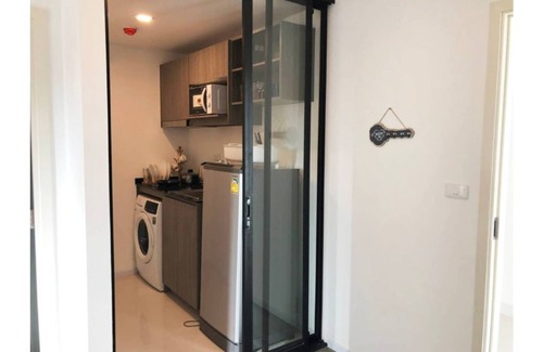 Mueang Samut Prakan District Condo | Budget-Friendly Retreat with Sky Pool Near BTS - Tambon Thepharak