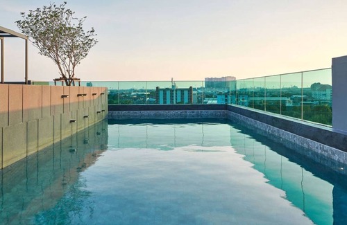 Mueang Samut Prakan District Condo | Budget-Friendly Retreat with Sky Pool Near BTS - Tambon Thepharak