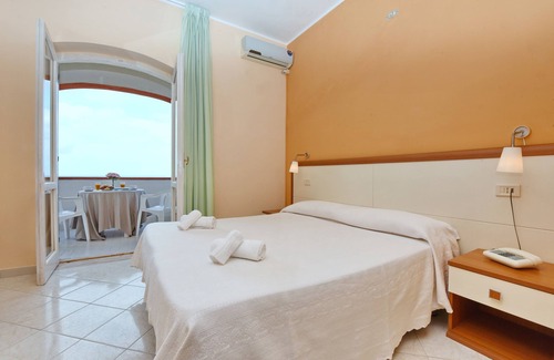 Santa Maria di Castellabate Hotel | Discover Costa d'Oro: Family-Friendly Stay with Dining