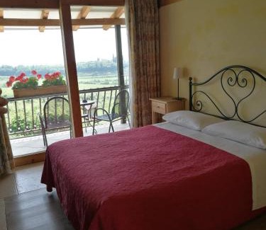 Gargagnago di Valpolicella Hotel | Explore Costa degli Ulivi: Pet-Friendly Oceanfront Retreat