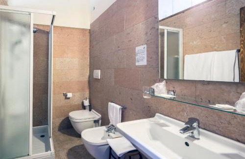 Gargagnago di Valpolicella Hotel | Explore Costa degli Ulivi: Pet-Friendly Oceanfront Retreat