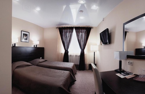 Naberezhnye Chelny Hotel | Budget-Friendly Costa Hotel with Hot Tub & Kitchen Amenities
