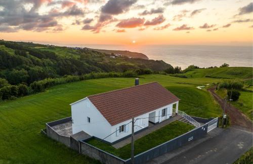 Algarvia House | Cozy Costa's Guest House with Hot Tub & Family-Friendly Vibes