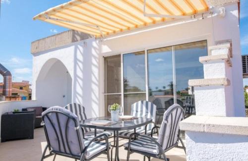Vinaros Apartment | Coastal Escape at Costa Sur: 4-Star Oceanfront Retreat
