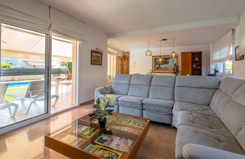 Viladamat Villa | Guest Rated 9.8: Costabravaforrent Ventalló with Pool & Spa