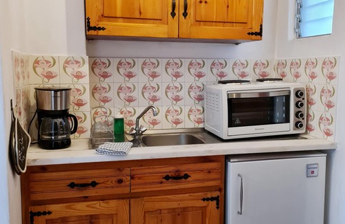 Mpatsi Apartment | Charming 1-Bed Studio in Andros with Family-Friendly Amenities