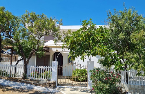Mpatsi Apartment | Charming 1-Bed Studio in Andros with Family-Friendly Amenities