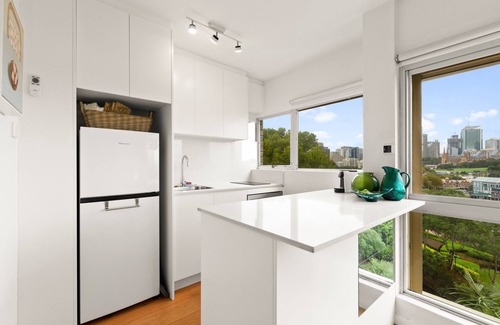 Potts Point Apartment | Inviting 1-Bed with Pool and Opera House Views