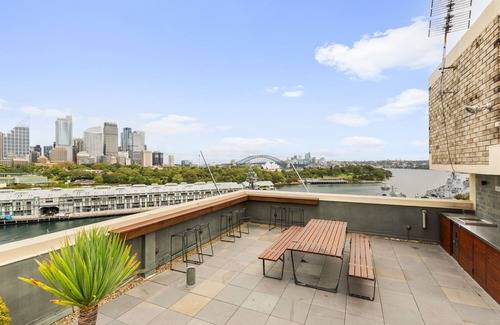 Potts Point Apartment | Inviting 1-Bed with Pool and Opera House Views