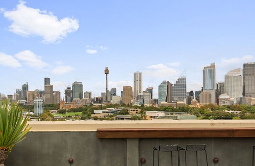 Potts Point Apartment | Inviting 1-Bed with Pool and Opera House Views
