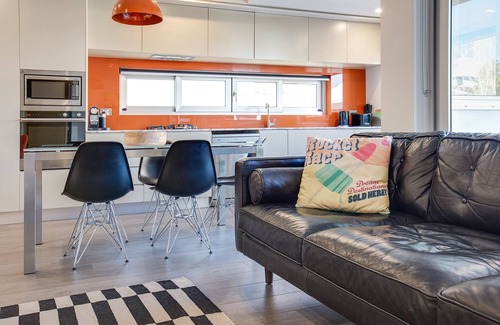 Cremorne Apartment | Inviting 1-Bedroom Apartment Near City with Kitchen Access