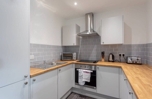 Leeds Apartment | Cozy 1 Bedroom Apartment in Leeds with Kitchen Amenities